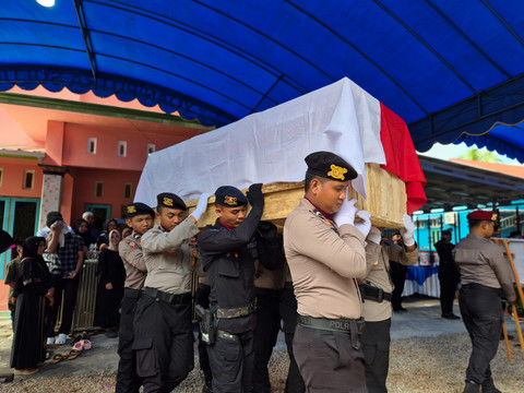 Suasana pemakaman Briptu Nopandri di Katingan, Kalimantan Tengah. Foto: Dok. Polres Katingan