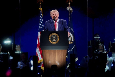 Presiden AS Donald Trump berbicara di sebuah rapat umum Hari Kemerdekaan, menandai peringatan 250 tahun kemerdekaan AS, di National Mall di Washington, D.C., AS, Sabtu (4/7/2026). Foto: Jonathan Ernst/REUTERS