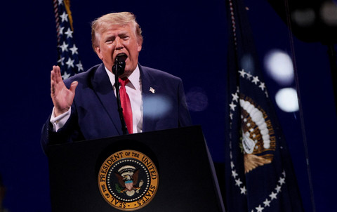 Presiden AS Donald Trump berbicara di sebuah rapat umum Hari Kemerdekaan, menandai peringatan 250 tahun kemerdekaan AS, di National Mall di Washington, D.C., AS, Sabtu (4/7/2026). Foto: Evan Vucci/REUTERS