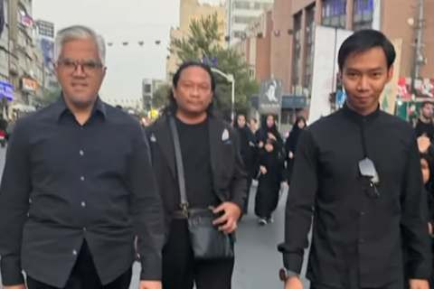 Duta Besar RI untuk Iran, Rolliansyah Soemirat (kiri)bersama sejumlah WNI yg berada di Iran menghadiri acara penghormatan dan doa bersama untuk (alm.) Y.M Ayatollah Ali Khamenei, Pemimpin Tertinggi Iran, yang digelar di Grand Mosalla Tehrean (4/7/2026). Foto: Instagram/ @ indonesiaintehran