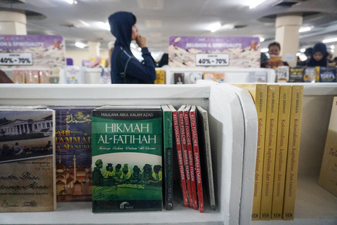 Seorang warga melintas saat bazar buku murah di kawasan Blok M, Jakarta, Minggu (5/7/2026). Foto: Iqbal Firdaus/kumparan