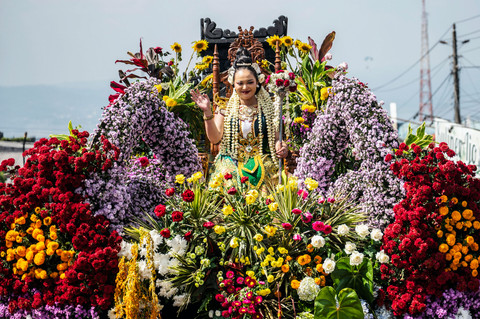 Peserta menyapa warga dari atas kendaraan hias pada karnaval Festival Bunga Bandungan di Alun-alun Bandungan, Kabupaten Semarang, Jawa Tengah, Minggu (5/7/2026). Foto: Aprillio Akbar/ANTARA FOTO