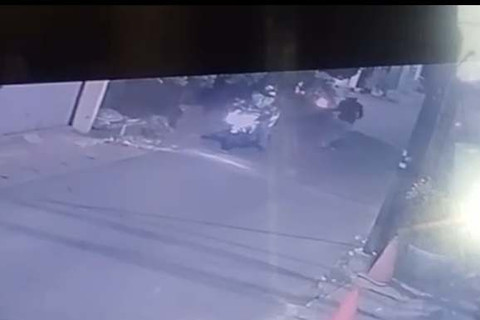 Rekaman CCTV rumah pengacara Sulardi (68) di Jakarta Timur, dilempar molotov oleh orang tak dikenal. Foto: Dok. Sulardi