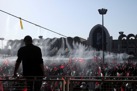Alat penyiram air (water mist) digunakan untuk mendinginkan orang-orang yang menghadiri upacara penghormatan kepada mantan pemimpin tertinggi Iran Ayatollah Ali Khamenei di Masjid Agung Imam Khomeini (Grand Mosalla), Teheran, Iran, MInggu (5/7/2026). Foto: Alkis Konstantinidis/REUTERS