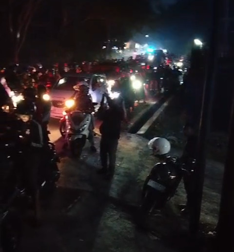 Pengendara motor memilih menepi untuk rehat dari kemacetan panjang di Puncak, Minggu (5/7/2026) dok Istimewa