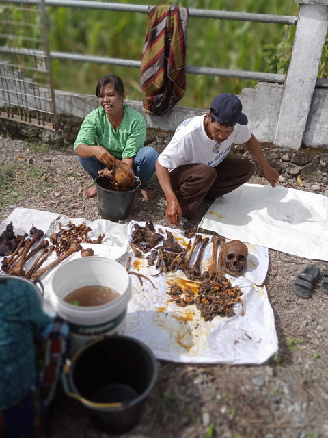 Gambar 1. Proses pembersihan tulang-belulang leluhur dalam ritual Mangokal Holi sebelum dipindahkan ke tugu keluarga. Foto: Dokumentasi pribadi/Melani Putri Saing.
