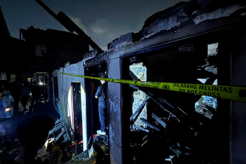 Rumah yang terbakar di Jalan Palmerah Utara III, Jakarta Barat, Minggu (5/7/2026). Foto: Abid Raihan/kumparan