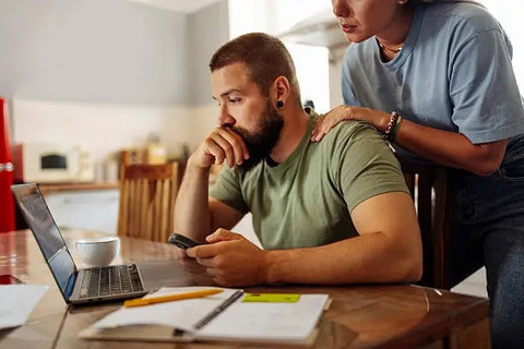 Ilustrasi seorang pekerja yang sedang meninjau kondisi keuangan pribadi di tengah meningkatnya biaya hidup dan berbagai tantangan ekonomi sehari-hari. Foto: iStock.