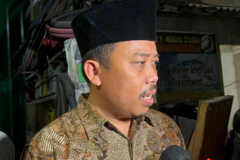 Camat Palmerah Febri memberikan keterangan pers soal kebakaran rumah di Jalan Palmerah Utara III, Jakarta Barat, Minggu (5/7/2026). Foto: Abid Raihan/kumparan