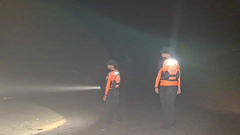 Tim SAR Gabungan mencari bocah laki-laki berusia 8 tahun berinisial MBR yang hilang terseret ombak di Pantai Goa Cemara, Kabupaten Bantul, pada Minggu (5/7). Foto: Dok. Kantor SAR Yogyakarta