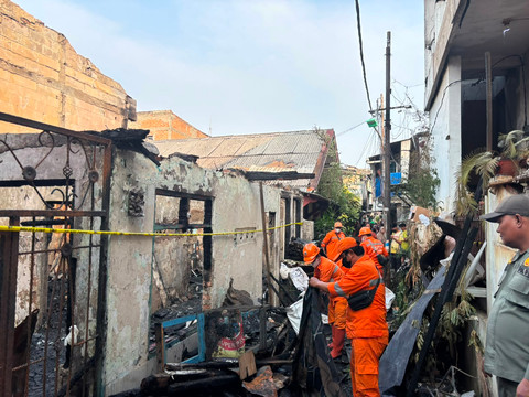 Petugas membersihkan lokasi kebakaran yang menewaskan seorang lansia di Jalan Palmerah Utara III, Jakarta Barat. Senin (6/7). Foto: Pradya Tirta/kumparan