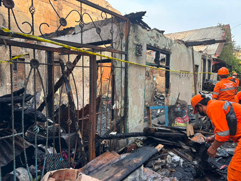 Petugas membersihkan lokasi kebakaran yang menewaskan seorang lansia di Jalan Palmerah Utara III, Jakarta Barat. Senin (6/7). Foto: Pradya Tirta/kumparan