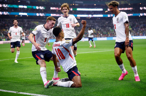 Jude Bellingham dari Inggris merayakan gol kedua mereka bersama rekan setimnya pada babak 16 besar saat hadapi Meksiko di Piala Dunia FIFA 2026, 5 Juli 2026. Foto: REUTERS/Eloisa Sanchez
