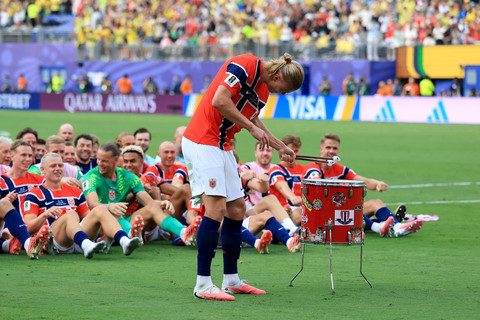 Erling Haaland ari Norwegia memimpin rekan-rekan setimnya dalam Viking Row untuk merayakan kemenangan 2-1 selama pertandingan babak 16 besar Piala Dunia FIFA 2026. Foto: Elsa/Getty Images/AFP