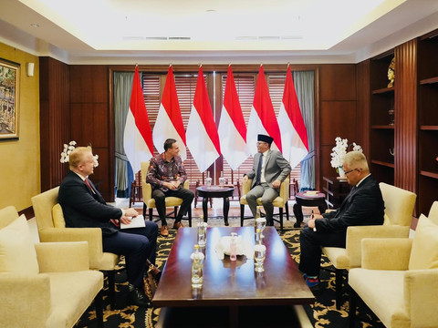 Duta Besar Finlandia untuk RI, Pekka Kaihilahti, berbincang dengan Menteri Luar Negeri Sugiono di Kantor Kemlu RI, Jakarta, pada Kamis (5/6/2025). Foto: Dok. Kemlu RI via instagram @finlandjakarta
