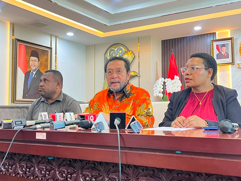 Wakil Ketua DPD Yoreys Raweyai saat konferensi pers membahas Pansus Penanganan Konflik dan Kemanusiaan Papua di Kompleks Parlemen, Senayan, Jakarta, Senin (6/7). Foto: Nasywa Athifah/kumparan