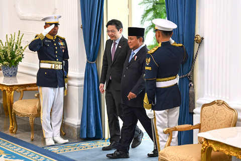 Presiden Prabowo Subianto (kedua kanan) berjalan bersama Perdana Menteri Singapura Lawrence Wong (kedua kiri) saat kunjungan resmi untuk menghadiri Leaders Retreat di Istana Merdeka, Jakarta, Senin (6/7/2026). Foto: ANTARA FOTO/Galih Pradipta