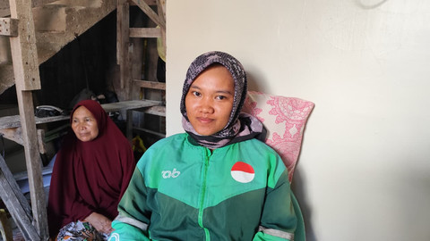 Rosa (26), seorang ojek online tunarungu yang ditabrak angkot dan motornya dicuri saat ditemui di kediamannya, Senin (6/7). Foto: Amar Marpaung/kumparan