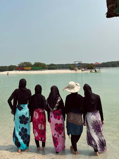 Pantai Pasir Perawan, Pulau Pari, Kepulauan Seribu.