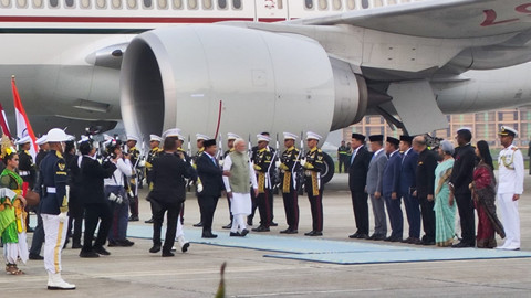 PM India, Narendra Modi, tiba di Lanud Halim Perdanakusuma, Jakarta, disambut Presiden Prabowo Subianto, Senin (6/7/2026). Foto: Jonathan Devin/kumparan