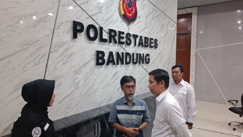 Kasatreskrim Polrestabes Bandung, AKBP Anton dan Paman Nadira, Budhi Purwa, saat memberikan keterangan terkait ditemukannya Nadira di Polrestabes Bandung, Senin (6/7/2026). Foto: Abisatya/kumparan