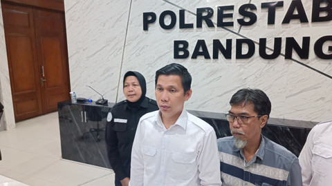 Kasatreskrim Polrestabes Bandung, AKBP Anton dan Paman Nadira, Budhi Purwa, saat memberikan keterangan terkait ditemukannya Nadira di Polrestabes Bandung, Senin (6/7/2026). Foto: Abisatya/kumparan