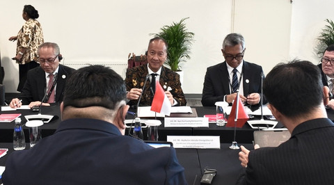 Menteri Perindustrian (Menperin) Agus Gumiwang Kartasasmita melakukan penandatanganan nota kesepahaman (Memorandum of Understanding/MoU) dengan Wakil Menteri Ekonomi dan Perdagangan Krigistan, Asylkulov Iskender Esengeldievich, di Ekateriburg, Rusia, Senin (6/7).  Foto: Nicha Muslimawati/kumparan