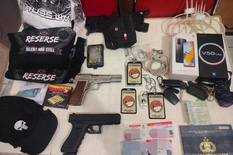 Barang bukti yang diamankan dari polisi gadungan di Gebang Raya, Kecamatan Periuk, Kota Tangerang. Foto: Dok. Istimewa