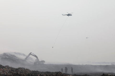 Helikopter dikerahkan untuk memadamkan kebakaran sampah di Tempat Pembuangan Akhir (TPA) Jatiwaringin, Kabupaten Tangerang, Banten, Senin (6/7/2026). Foto: BNPB