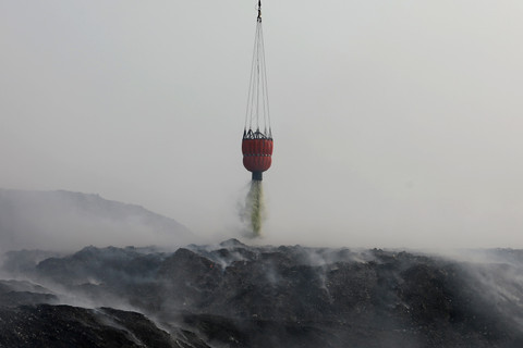 Helikopter dikerahkan untuk memadamkan kebakaran sampah di Tempat Pembuangan Akhir (TPA) Jatiwaringin, Kabupaten Tangerang, Banten, Senin (6/7/2026). Foto: BNPB