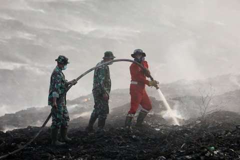 Tim SAR gabungan memadamkan kebakaran sampah di Tempat Pembuangan Akhir (TPA) Jatiwaringin, Kabupaten Tangerang, Banten, Senin (6/7/2026). Foto: BNPB