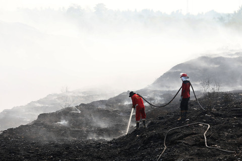 Tim SAR gabungan memadamkan kebakaran sampah di Tempat Pembuangan Akhir (TPA) Jatiwaringin, Kabupaten Tangerang, Banten, Senin (6/7/2026). Foto: BNPB