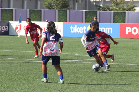 Tim Putri Surakarta melawan Mojang Priangan pada pertandingan Hydroplus Soccer League All-Stars 2025/2026 di Supersoccer Arena, Kudus, Jawa Tengah, Selasa (7/7/2026).
Foto: Vega Maarijil Ula/kumparan