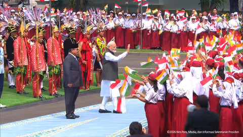 Presiden Prabowo Subianto bersama Perdana Menteri India Narendra Modi memeriksa pasukan di Istana Merdeka, Jakarta, Selasa (7/7/2026) Foto: YouTube/ Sekretariat Presiden
