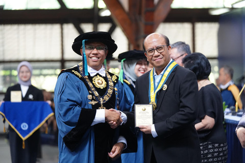 Direktur Manajemen Proyek dan Energi Baru Terbarukan PLN, Suroso Isnandar (kanan) saat menerima penghargaan Ganesa Wirya Jasa Adiutama dari Rektor ITB, Prof. Dr. Ir. Tatacipta Dirgantara, M.T. (kiri) dalam agenda Peringatan 106 Tahun Pendidikan Tinggi Teknik di Indonesia pada Jumat (3/7). Foto: Dok. PLN