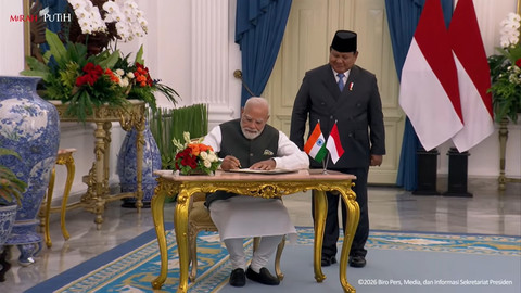 Presiden Prabowo Subianto menyaksikan Perdana Menteri India Narendra Modi menandatangani buku tamu saat kunjungan kenegaraan di Istana Merdeka, Jakarta, Selasa (7/7/2026) Foto: YouTube/ Sekretariat Presiden