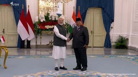 Presiden Prabowo Subianto berjabat tangan dengan Perdana Menteri India Narendra Modi saat kunjungan kenegaraan di Istana Merdeka, Jakarta, Selasa (7/7/2026). Foto: YouTube/ Sekretariat Presiden