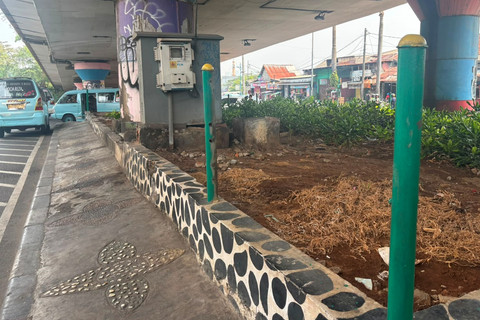 Kondisi pagar yang digondol maling di dekat terminal Kampung Melayu, Jakarta, Selasa (7/7/2026). Foto: Pradya Tirta/kumparan