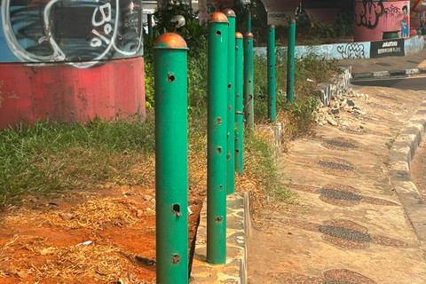 Kondisi pagar yang digondol maling di dekat terminal Kampung Melayu, Jakarta, Selasa (7/7/2026). Foto: Pradya Tirta/kumparan