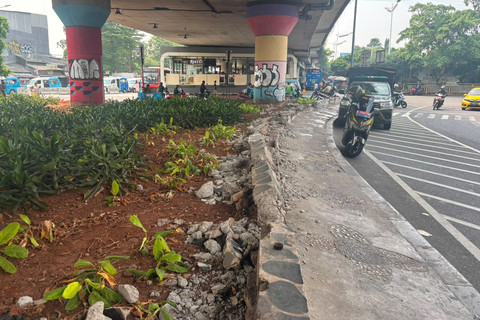 Kondisi pagar yang digondol maling di dekat terminal Kampung Melayu, Jakarta, Selasa (7/7/2026). Foto: Pradya Tirta/kumparan