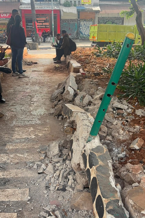 Kondisi pagar yang digondol maling di dekat terminal Kampung Melayu, Jakarta, Selasa (7/7/2026). Foto: Pradya Tirta/kumparan
