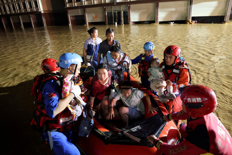 Petugas penyelamat mengevakuasi warga menggunakan perahu karet setelah banjir menyusul hujan lebat yang dibawa oleh topan Maysak di Hengzhou, Daerah Otonomi Guangxi Zhuang, China, Senin (6/7/2026). Foto: cnsphoto/via REUTERS