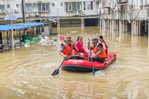 Petugas penyelamat mengevakuasi warga menggunakan perahu karet setelah banjir menyusul hujan lebat yang dibawa oleh topan Maysak di Hengzhou, Daerah Otonomi Guangxi Zhuang, China, Senin (6/7/2026). Foto: cnsphoto/via REUTERS