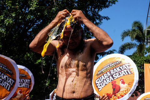Anggota Peternak Rakyat Solo Raya mandi telur saat aksi damai menyikapi harga pakan ternak yang mahal dan rendahnya harga jual telur di kawasan Gladak, Solo, Jawa Tengah, Selasa (7/7/2026). Foto: Maulana Surya/ANTARA FOTO