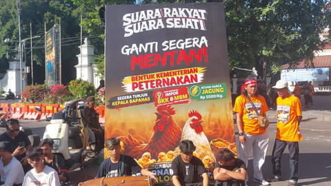 Puluhan peternak ayam pedagang dan petelur Solo Raya melakukan aksi damai menyikapi harga pakan ternak yang mahal dan rendahnya harga jual telur di kawasan Gladak, Solo, Jawa Tengah, Selasa (7/7/2026). Foto: Dok. kumparan