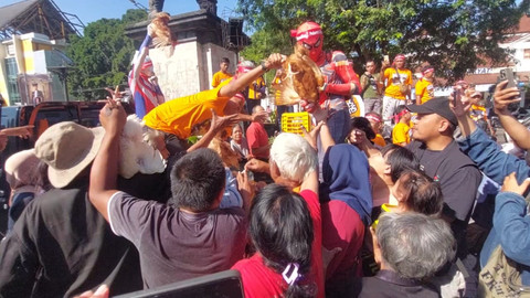 Puluhan peternak ayam pedagang dan petelur Solo Raya melakukan aksi damai menyikapi harga pakan ternak yang mahal dan rendahnya harga jual telur di kawasan Gladak, Solo, Jawa Tengah, Selasa (7/7/2026). Foto: Dok. kumparan