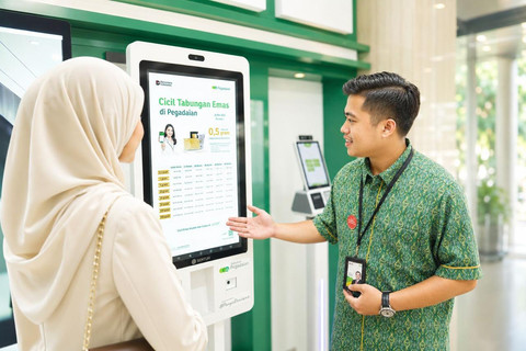 Nasabah saat dilayani petugas Pegadaian untuk mencicil emas. Foto: Dok. Pegadaian