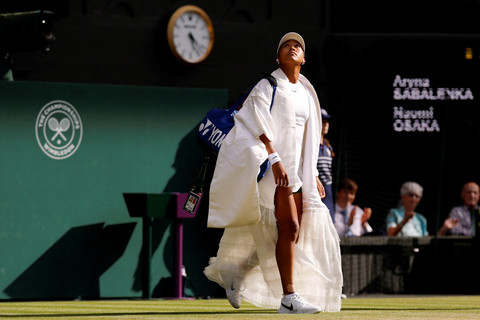 Petenis Jepang Naomi Osaka bersiap melawan melawan petenis Belarusia Aryna Sabalenka pada babak keempat Wimbledon 2026 di All England Lawn Tennis and Croquet Club, London, Inggris, Minggu (5/6/2026). Foto: Andrew Couldridge/REUTERS