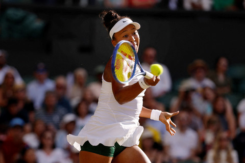 Petenis Jepang Naomi Osaka melawan melawan petenis Belarusia Aryna Sabalenka pada babak keempat Wimbledon 2026 di All England Lawn Tennis and Croquet Club, London, Inggris, Minggu (5/6/2026). Foto: Andrew Couldridge/REUTERS