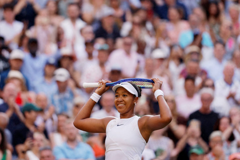 Petenis Jepang Naomi Osaka melawan melawan petenis Belarusia Aryna Sabalenka pada babak keempat Wimbledon 2026 di All England Lawn Tennis and Croquet Club, London, Inggris, Minggu (5/6/2026). Foto: Andrew Couldridge/REUTERS